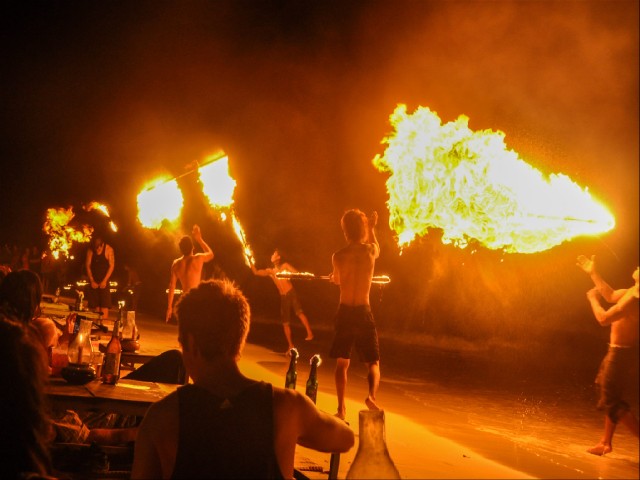 Группа парней с факелами извергающие огонь