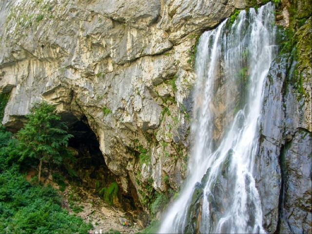 Верхняя часть гегского водопада вырывается из скалы