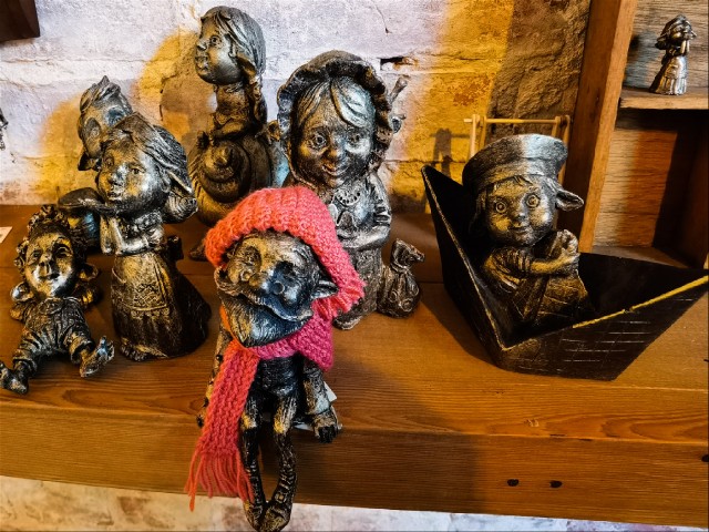 семь фигурок хомлинов стоящие на столе в мастерской хомлинов