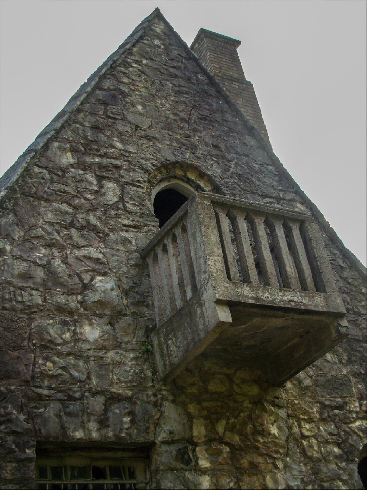 Балкон в старинном замке и круглое окно над ним