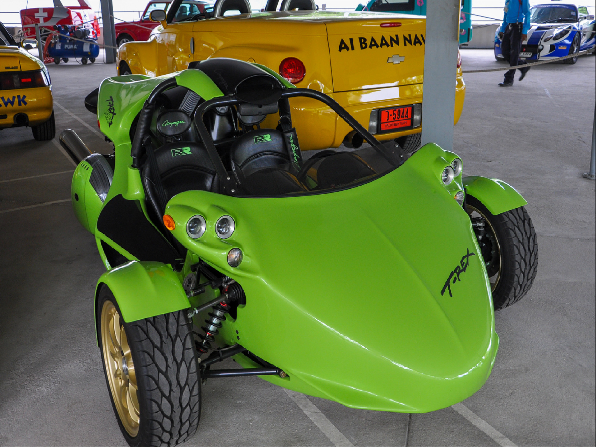 автомобиль Campagna T-Rex зеленого цвета