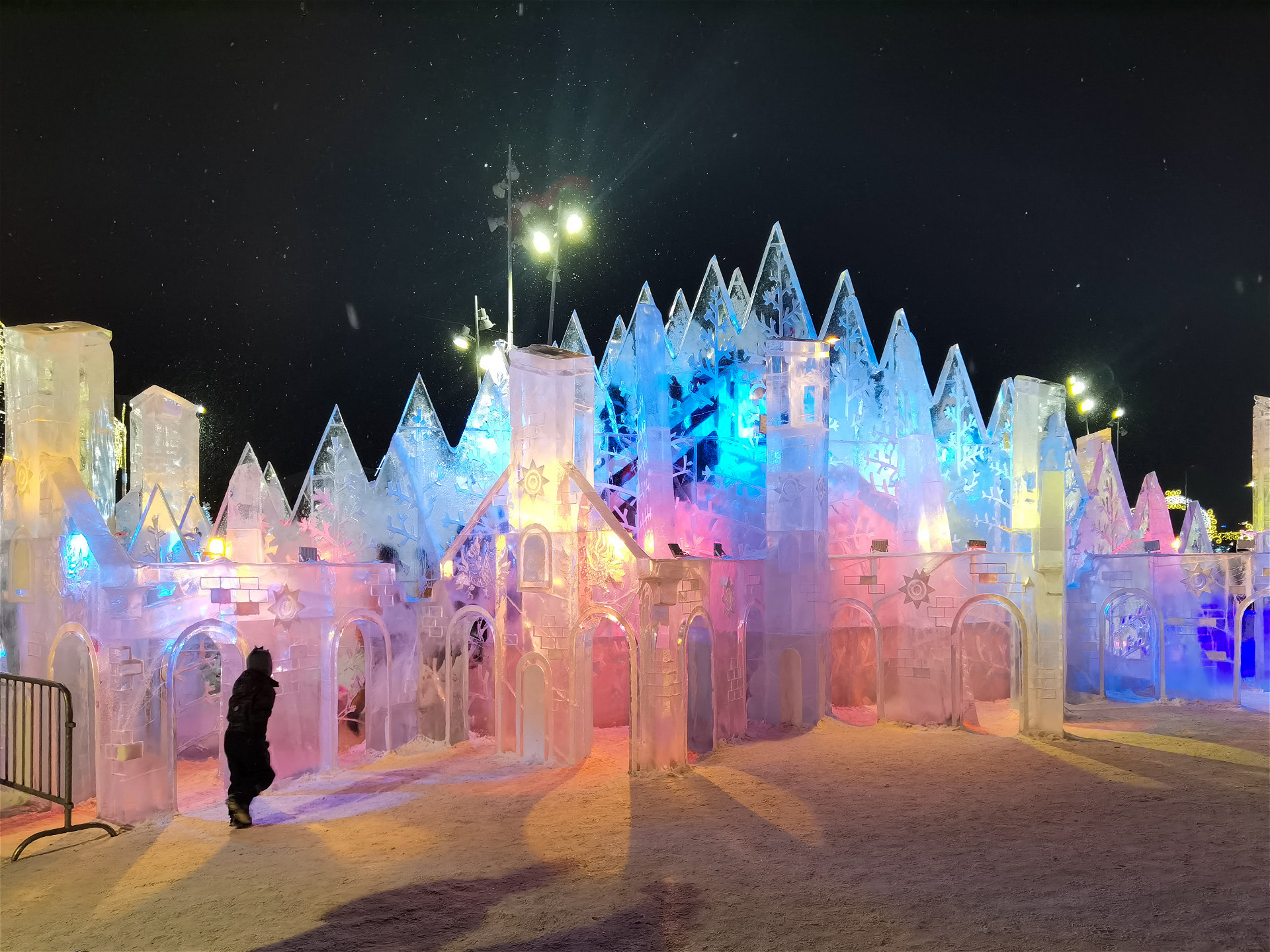 детский ледяной городок с разноцветной ночной подсветкой