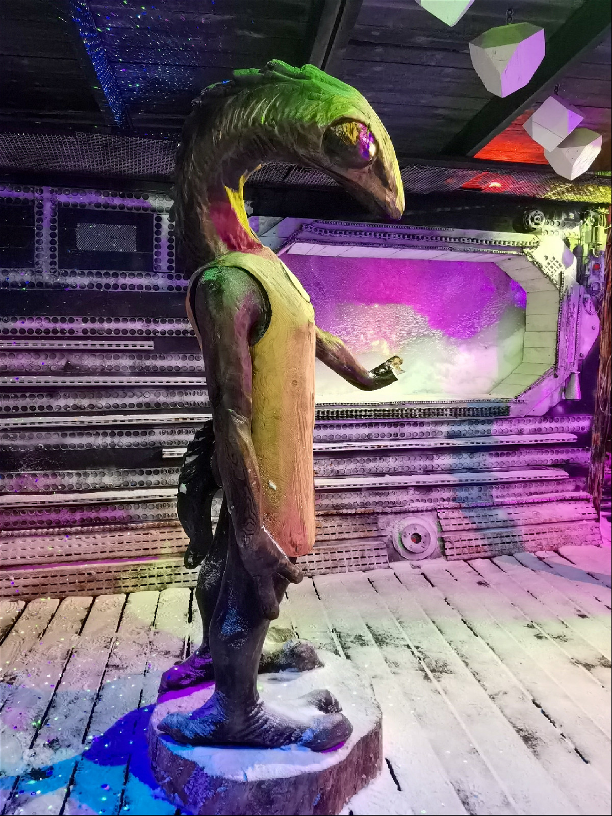 деревянная статуя инопланетянина в доме из дерева