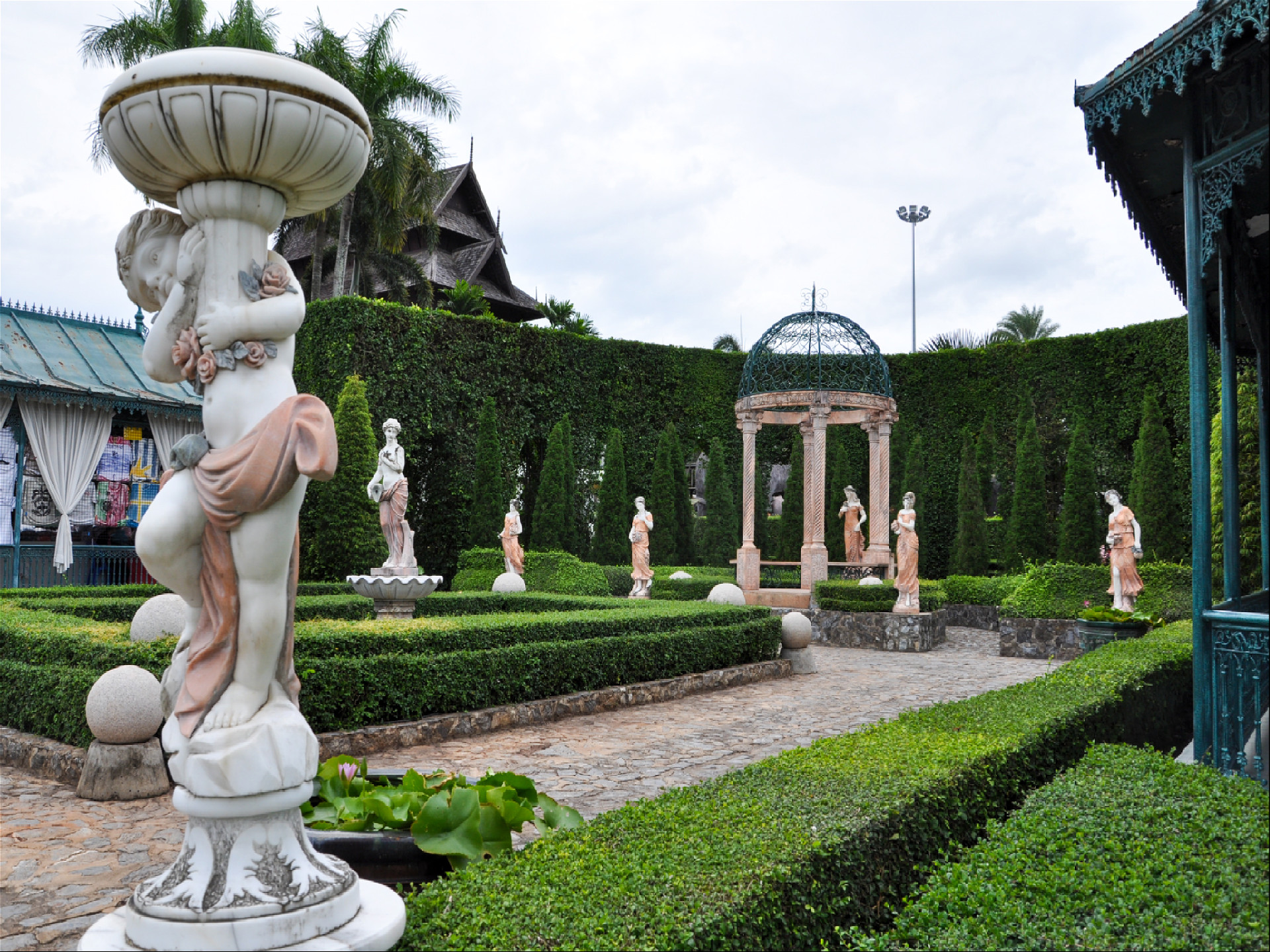 Итальянский парк с античными статуями