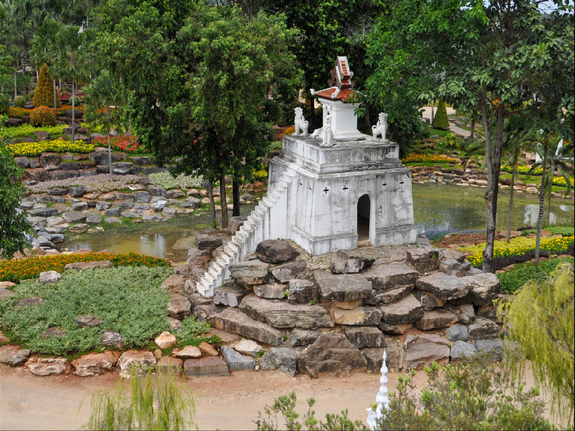 Кхмерский храм посреди камней