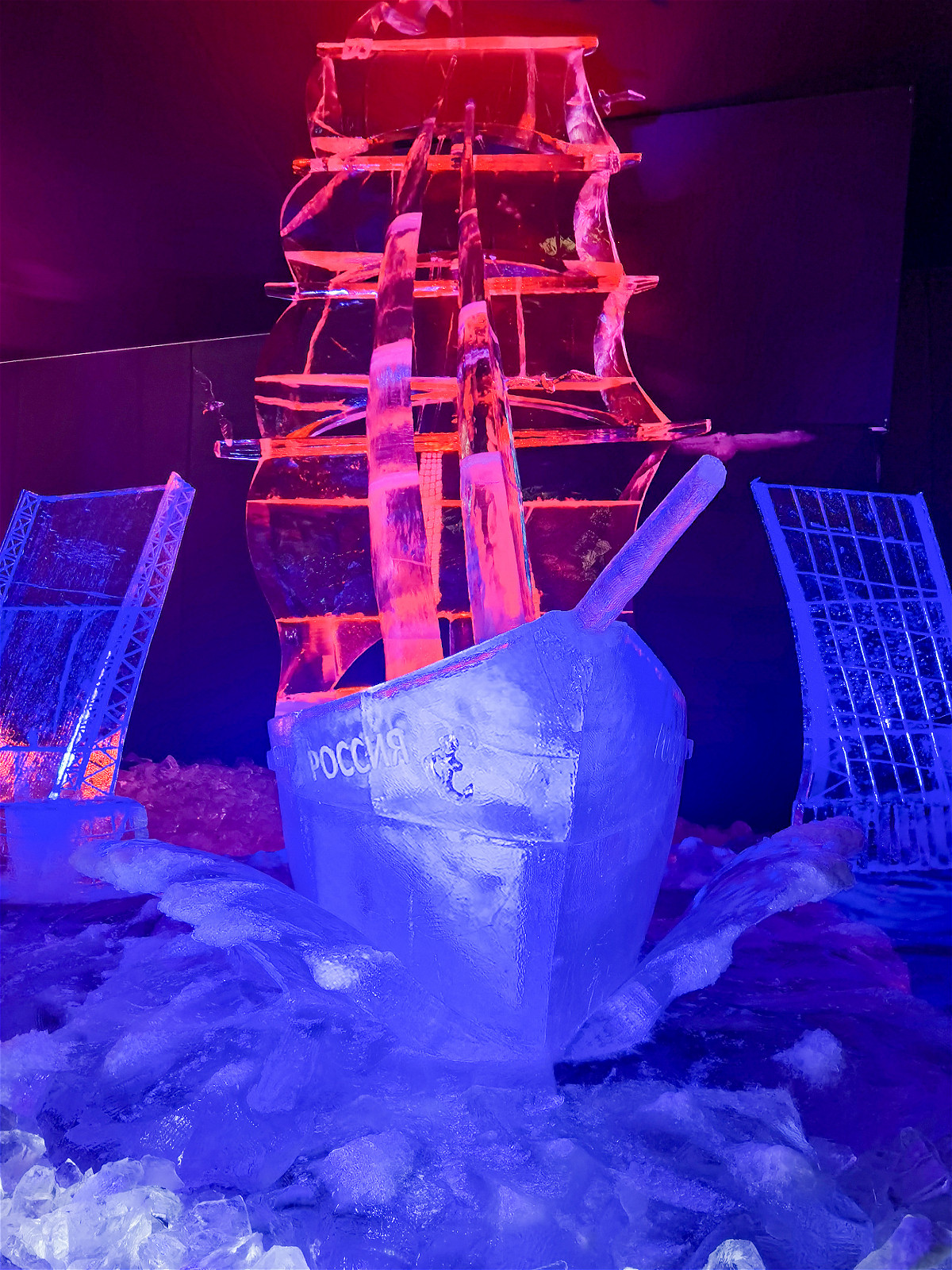 Ледяной корабль с алыми парусами на фоне разведенного моста