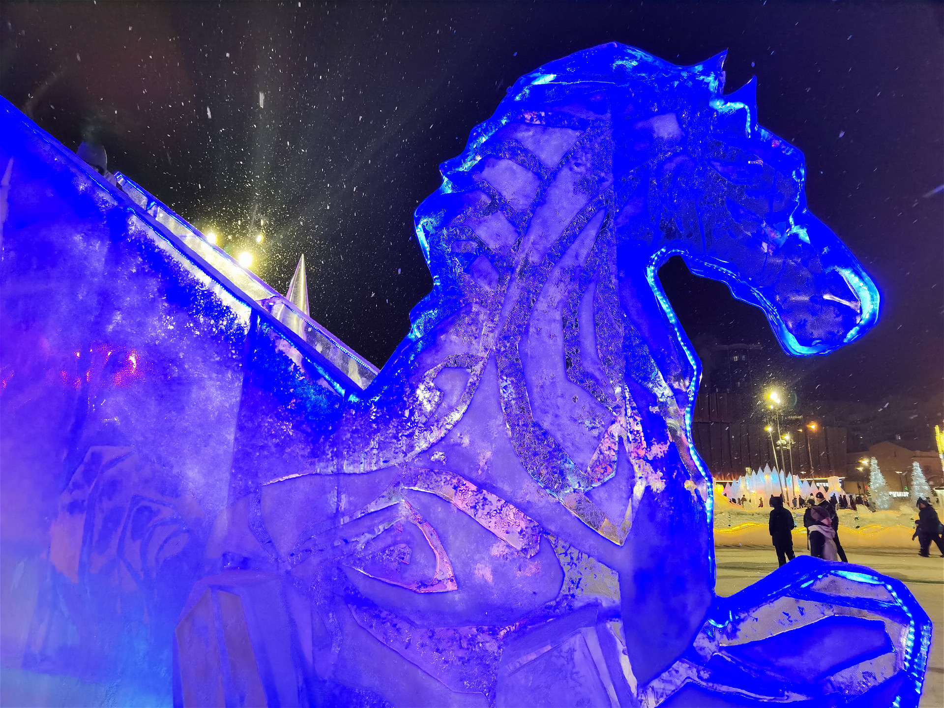 голова ледяной лошади крупным планом с синей подсветкой