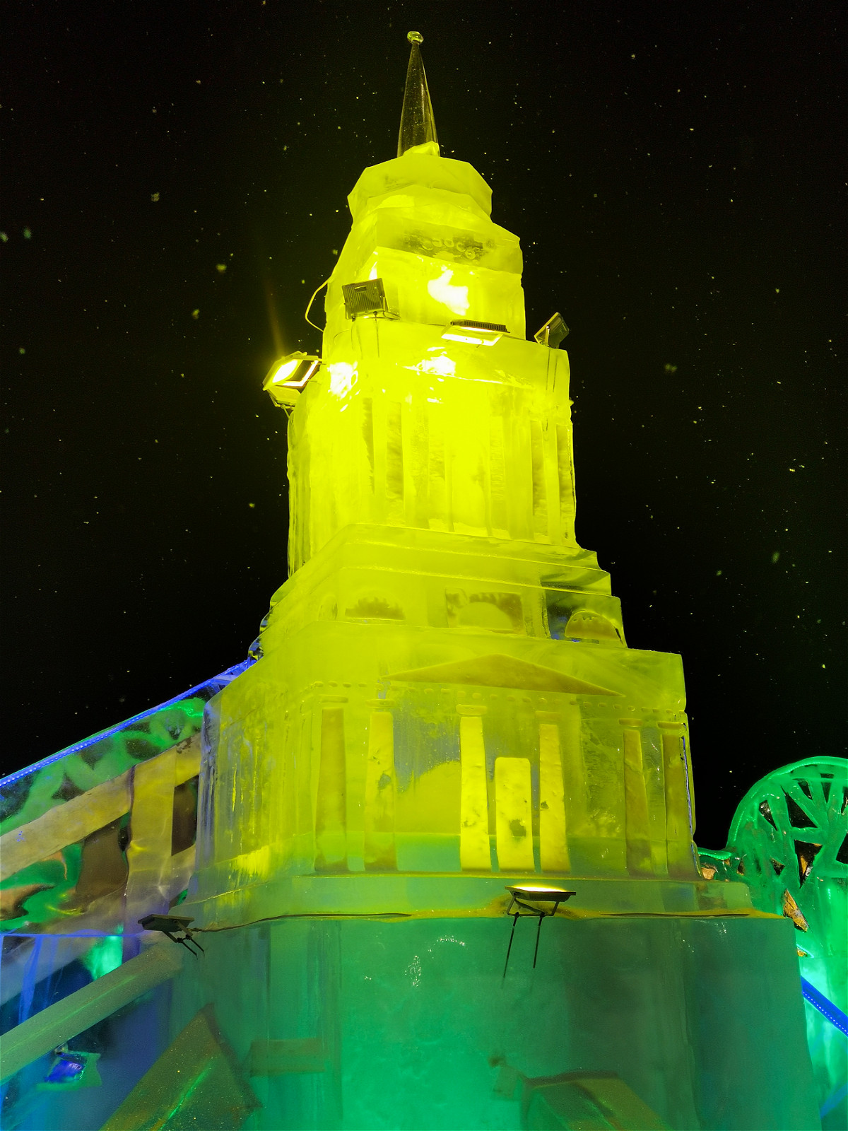 ледяная башня с подсветкой желтого цвета