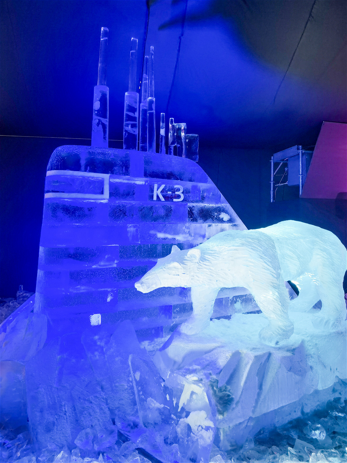Статуя подводной лодки К-3 с полярным медведем рядом
