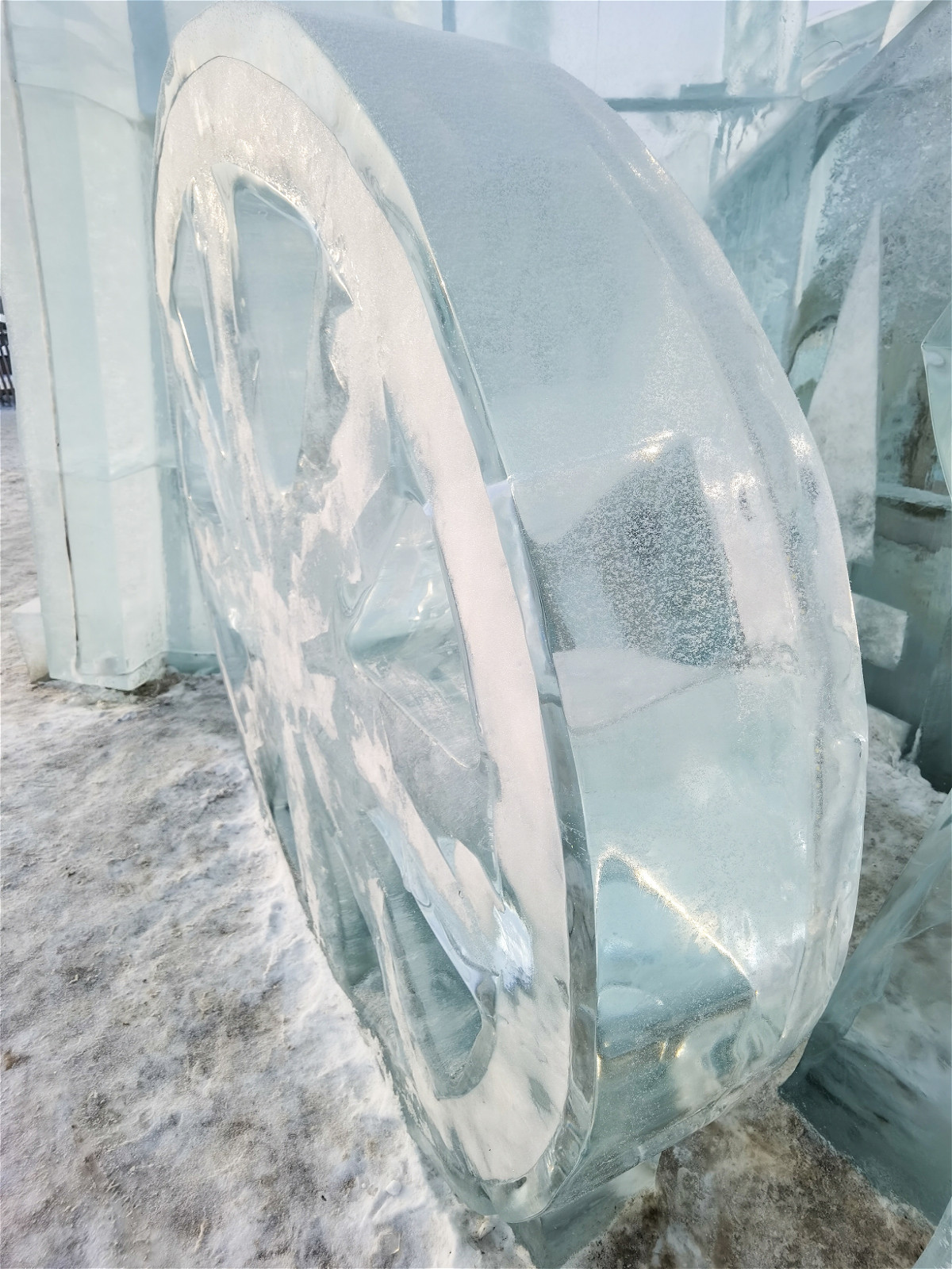 ледяное колесо царской кареты крупным планом