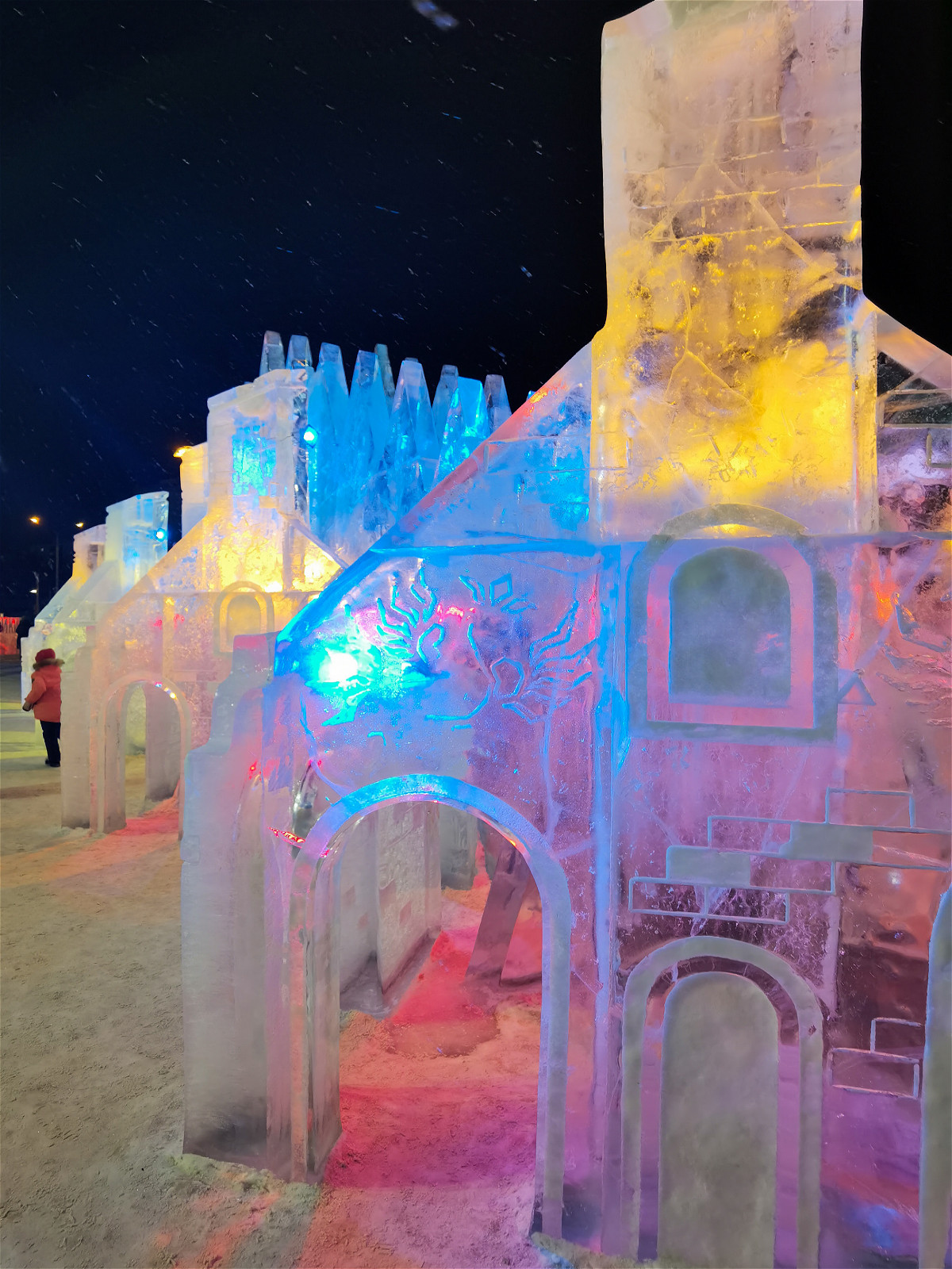 детский ледяной городок подсвеченный разными цветами