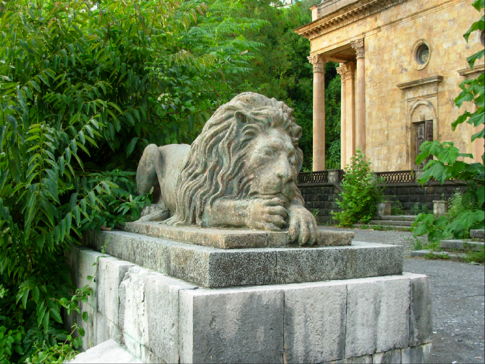 статуя льва при входе в кинотеатр гагра