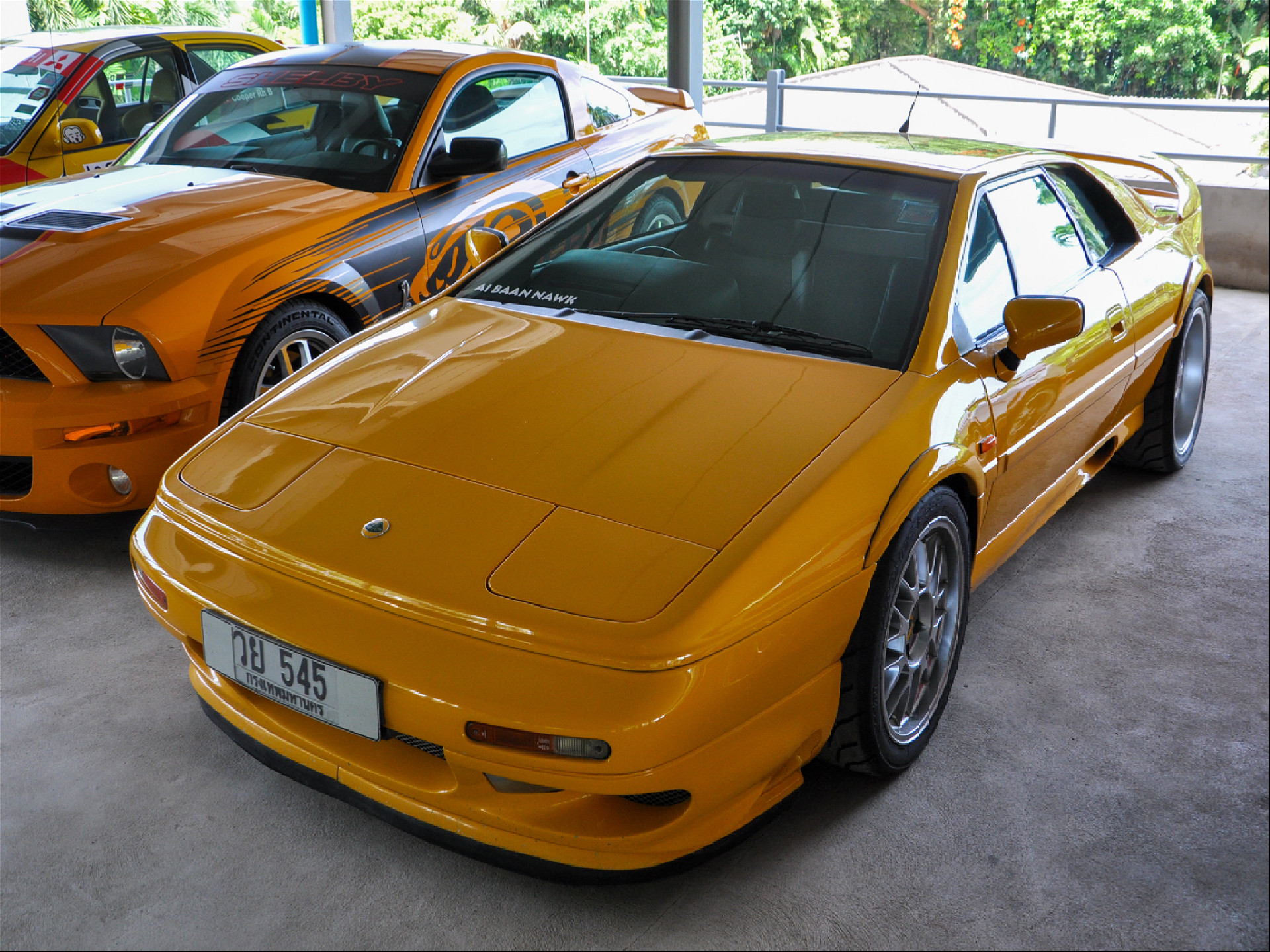 Спортивный автомобиль Lotus Esprit желтого цвета