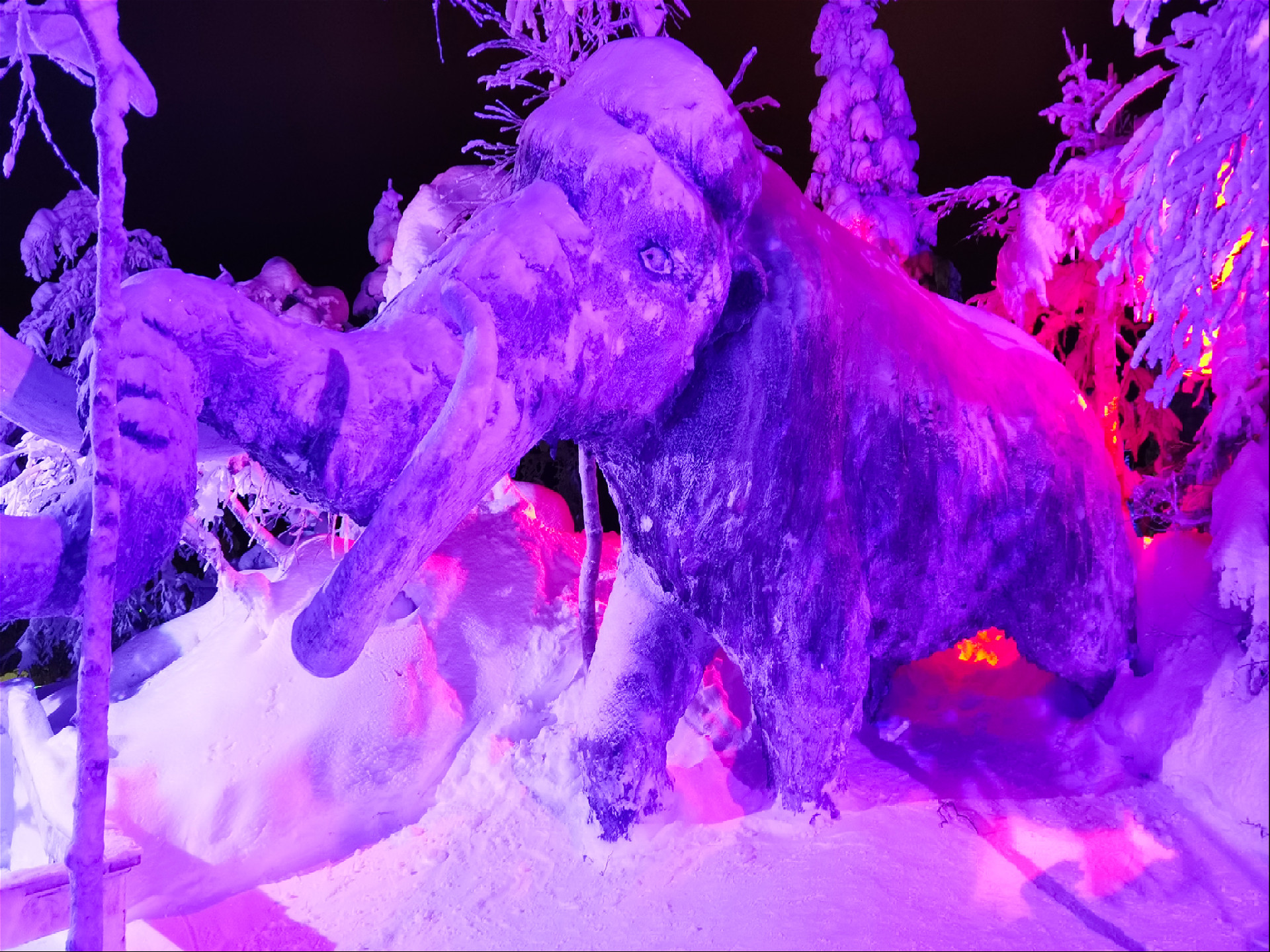 арт обьект мамонт стоящий в снежном лесу