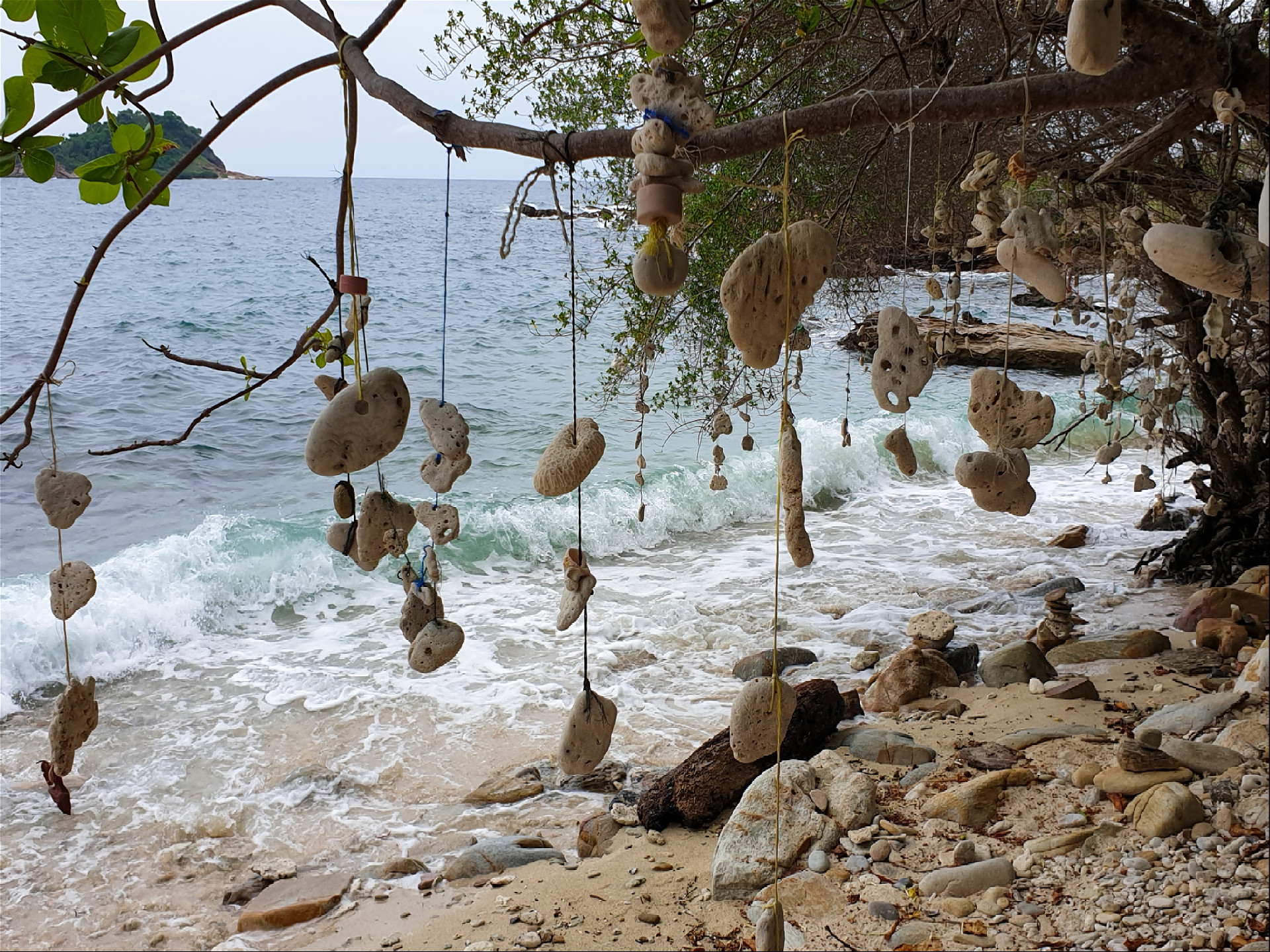 камни обкатаные водой висят на нитках на дереве