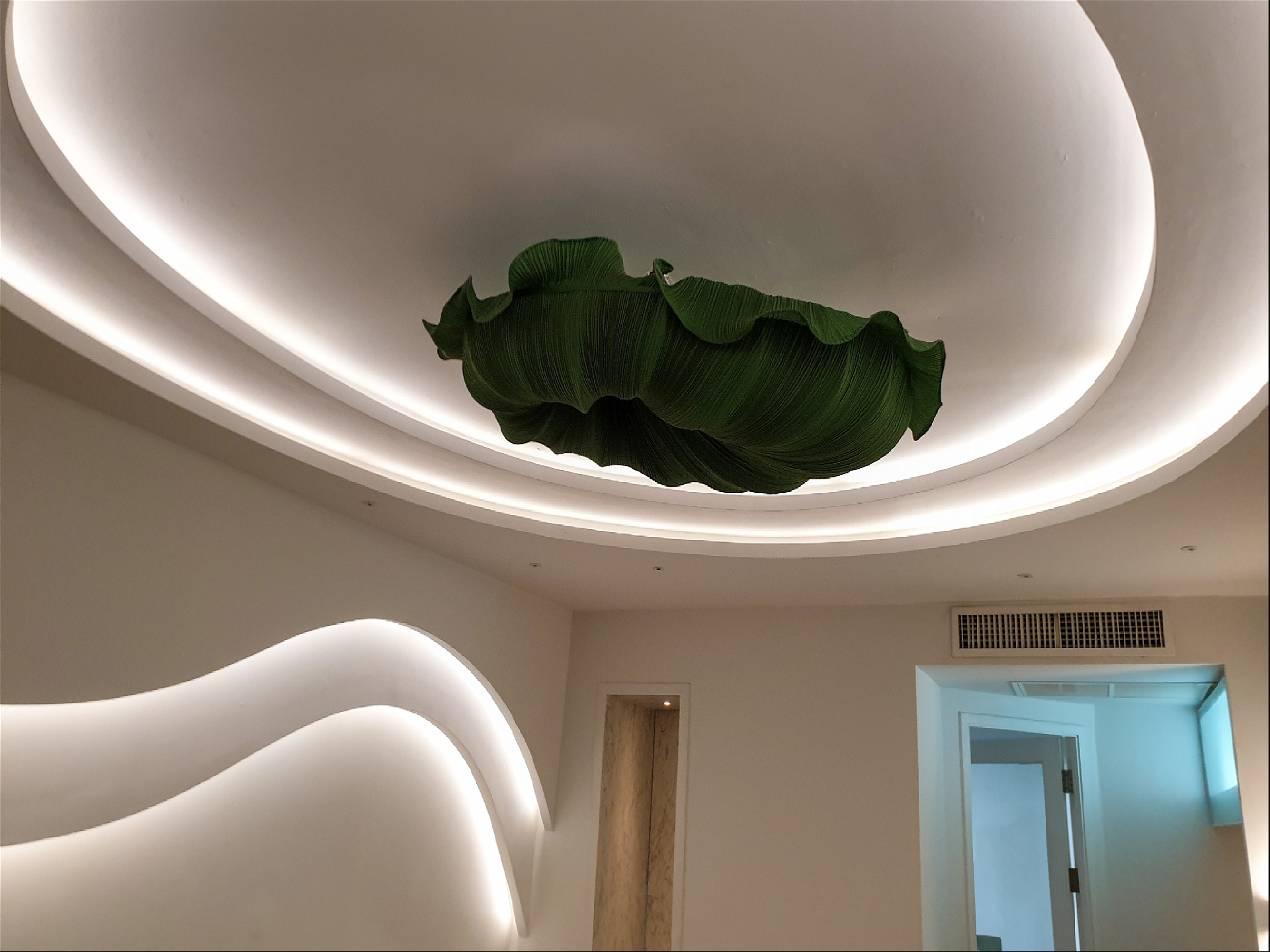 потолочный плафон в номере в форме растения