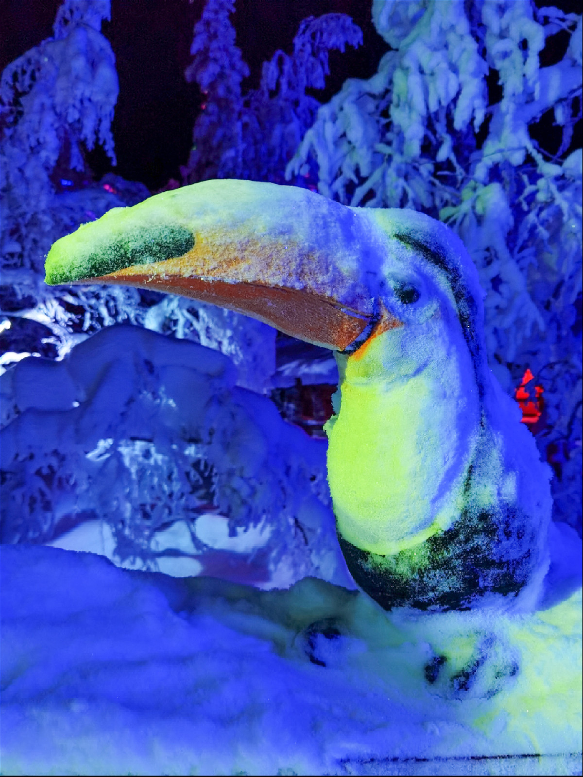 большая деревянная птица под снегом в лесу