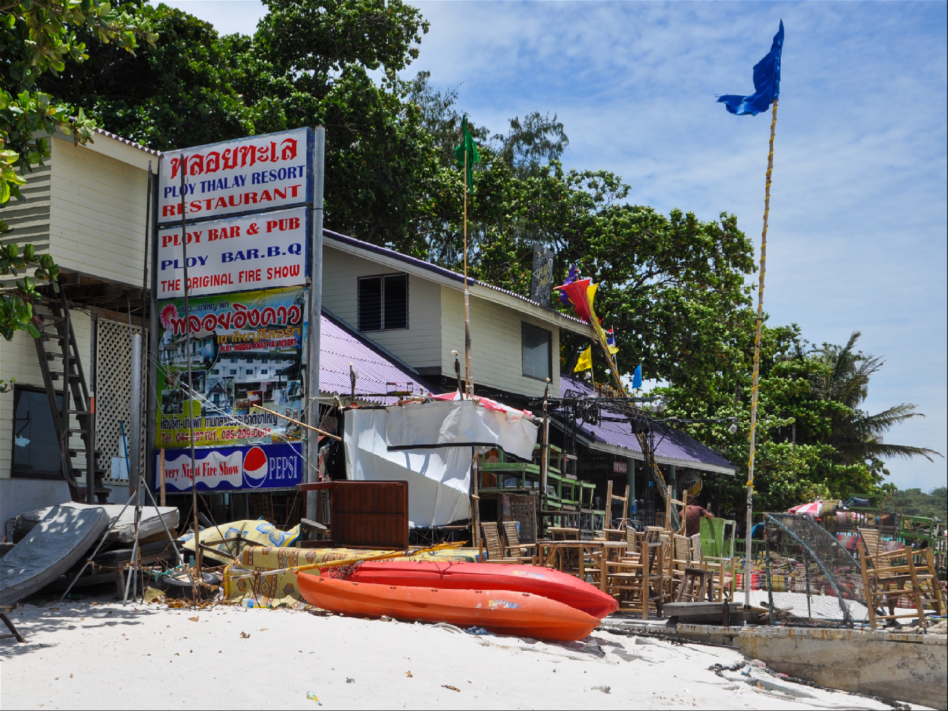 Ресторан Ploy Talay на пляже