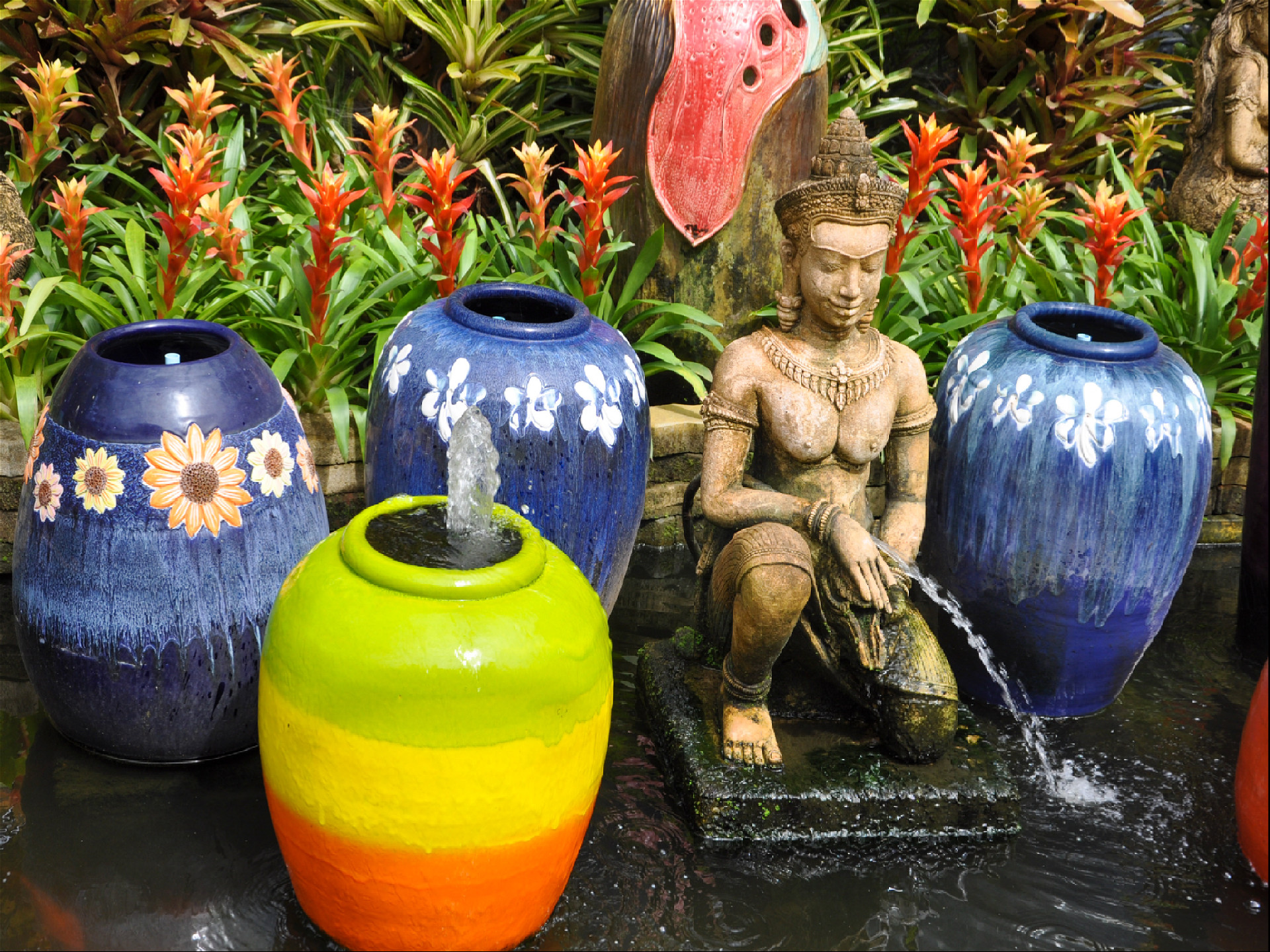 таиская статуэтка фонтан с керамическими вазами