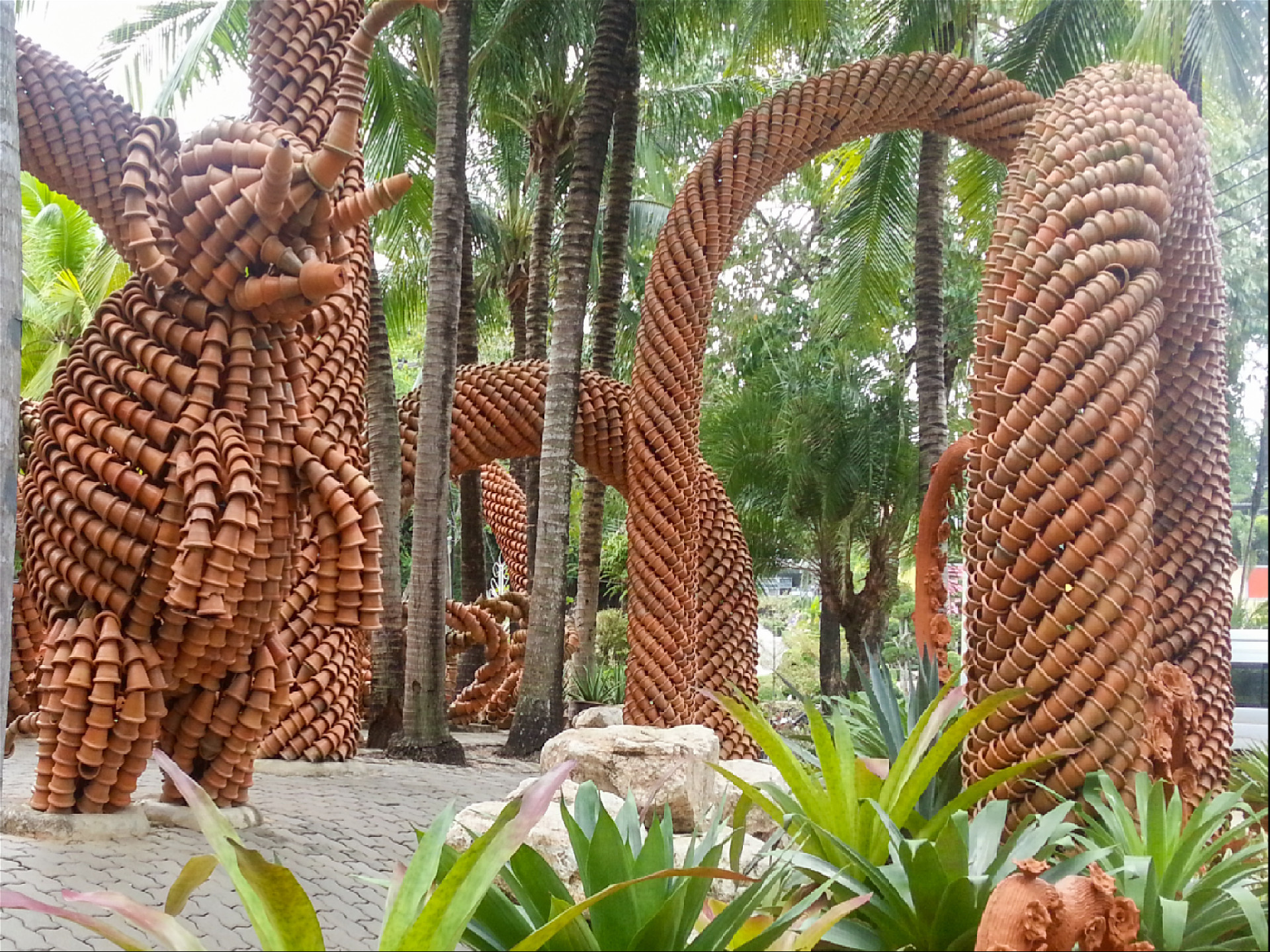 Статуя слона и арки из глиняных горшков