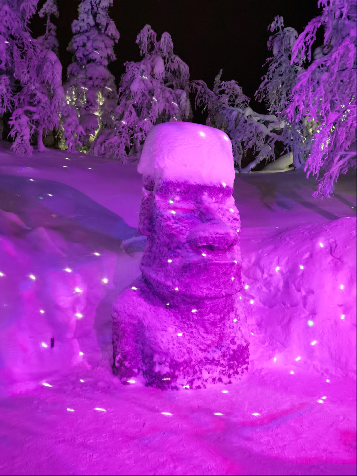 Статуя Пасхи в зимнем лесу