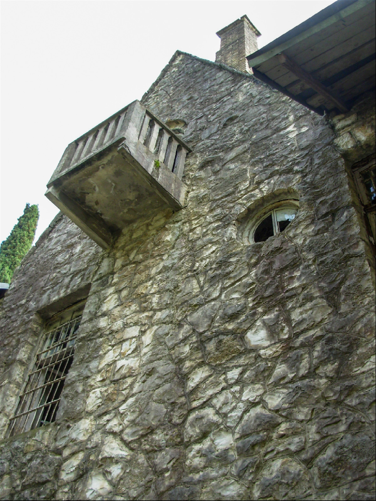 Стена замка с маленьким балконом наверху