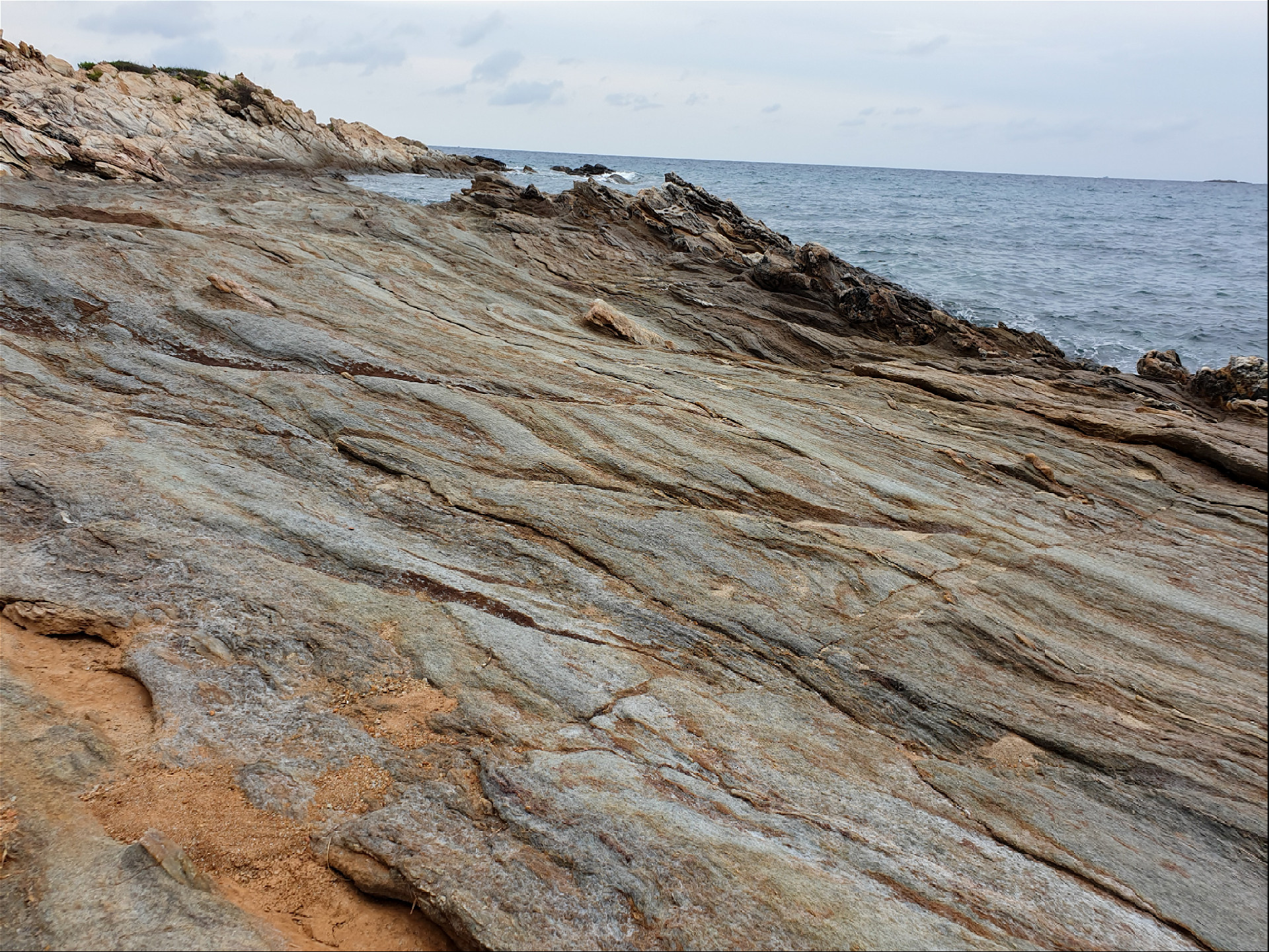Каменная скала побережья острова Самет
