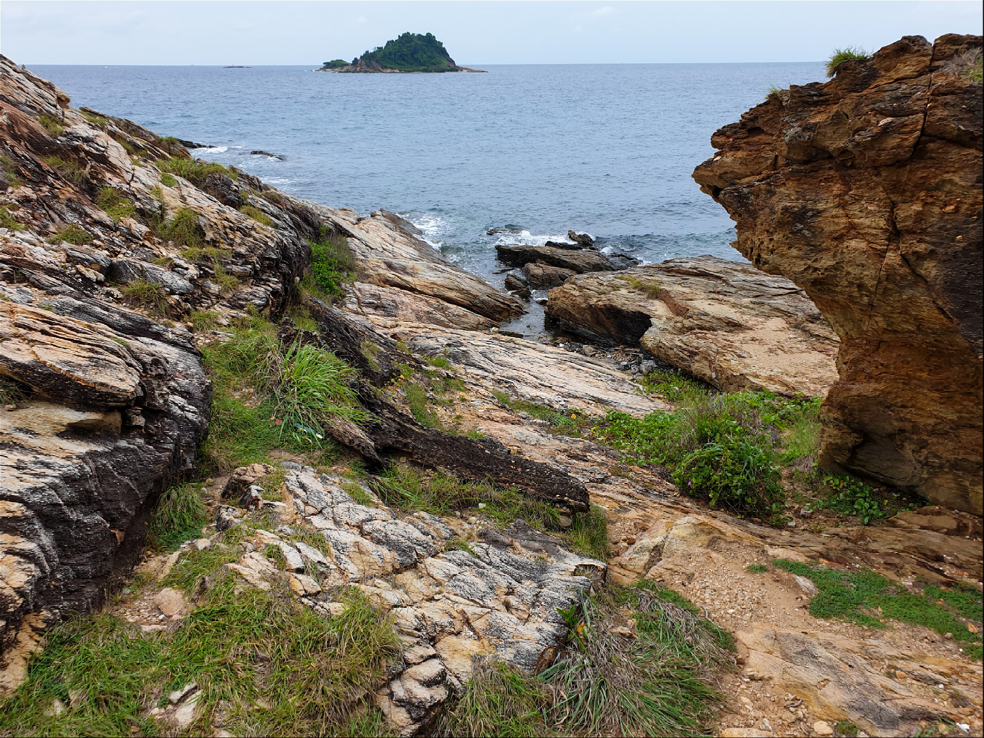 вид на остров Чан с каменного берега