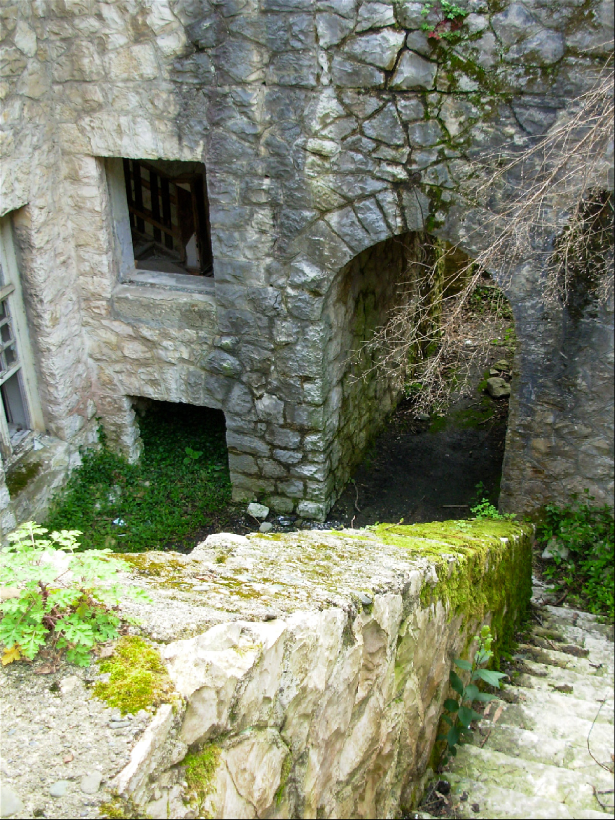 внутренний двор замка и арка входа