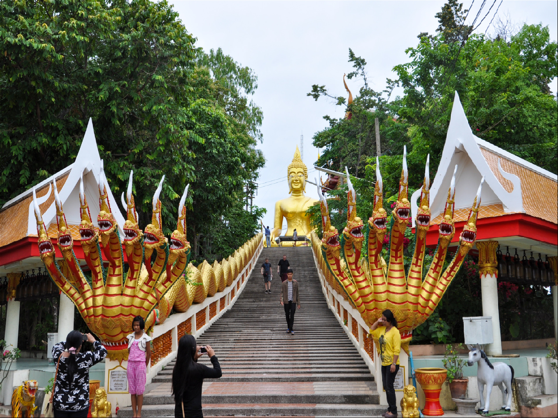 Лестница к статуе большого будды в Паттайе