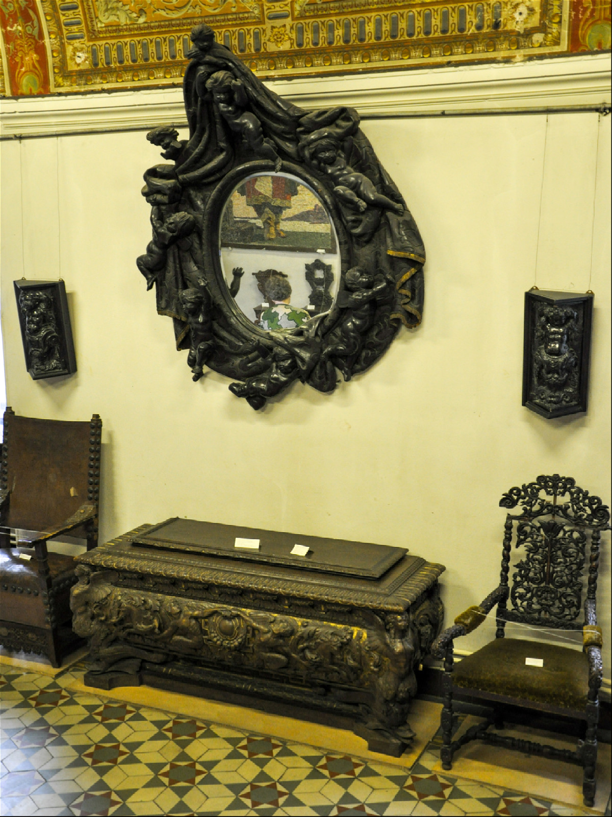 Старинное зеркало и мебель