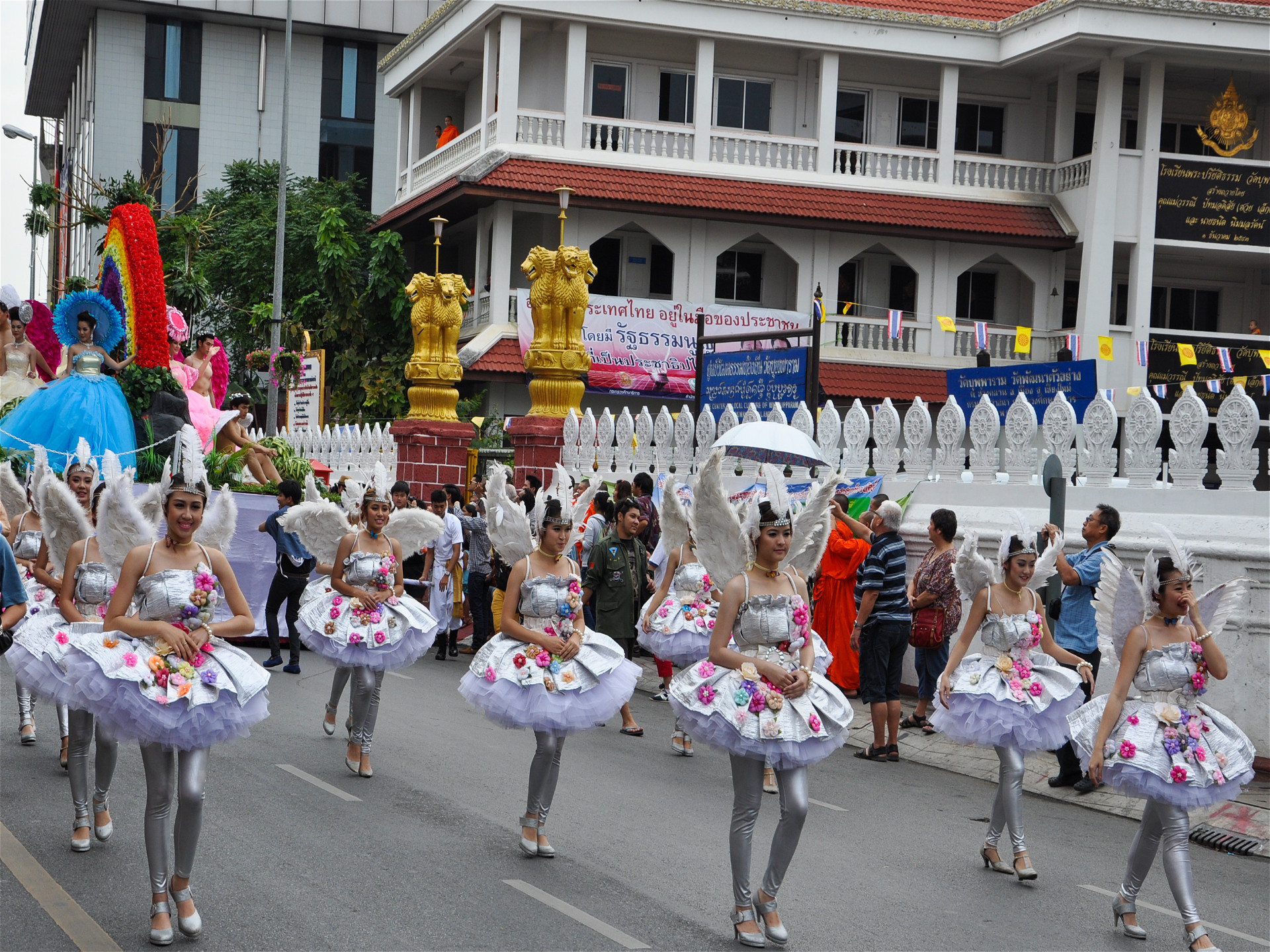 азиаткие девушки в платьях с цветами на улице