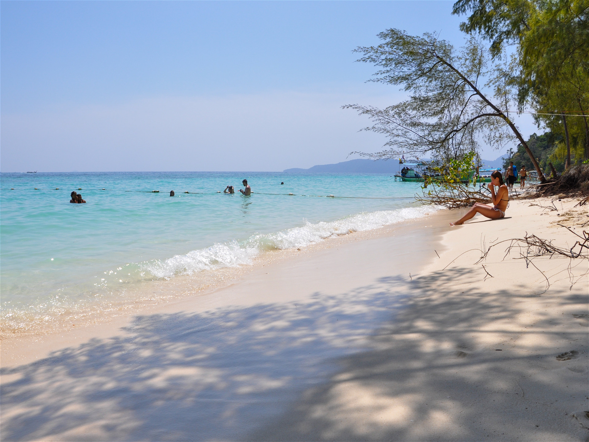 Берег острова Бамбоо, купающиеся люди в море
