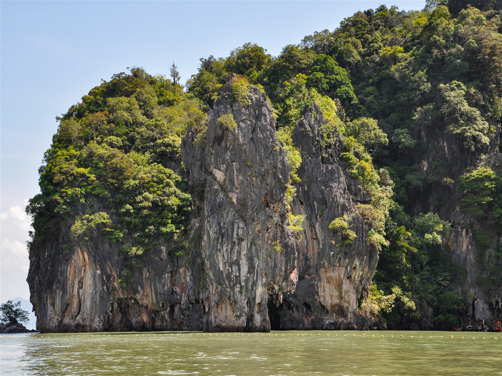 Скалы берегов острова в парке Пханг Нга