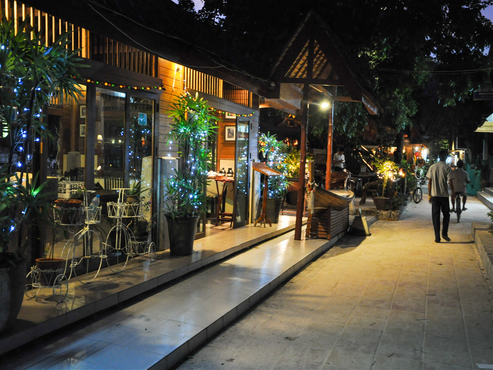 Ночная улица Ton Sai Village