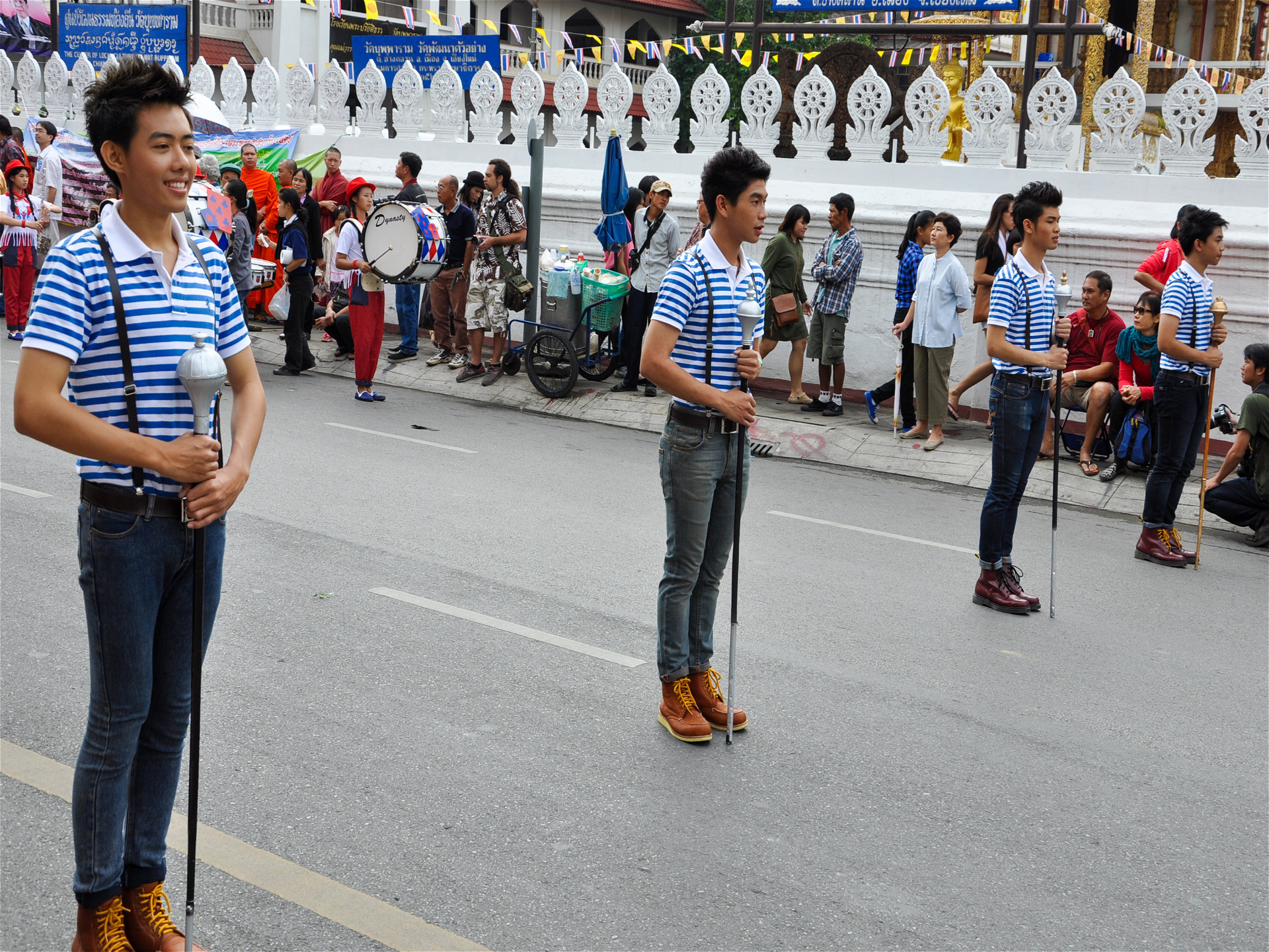 молодые таиские парни в праздничном шествии