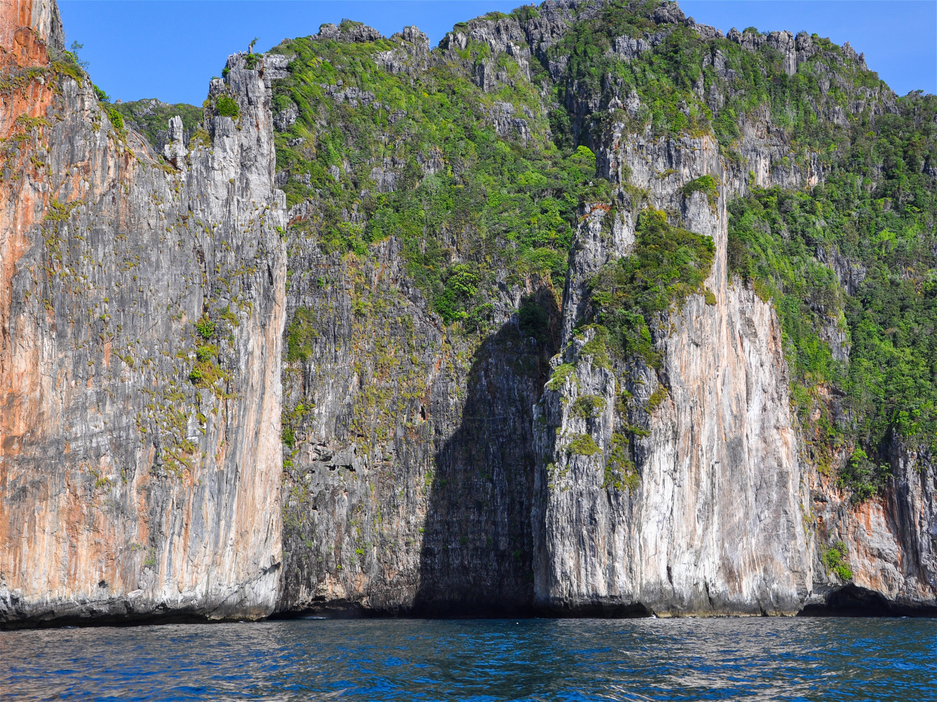 Отвесные очень ровные вертикальные скалы острова