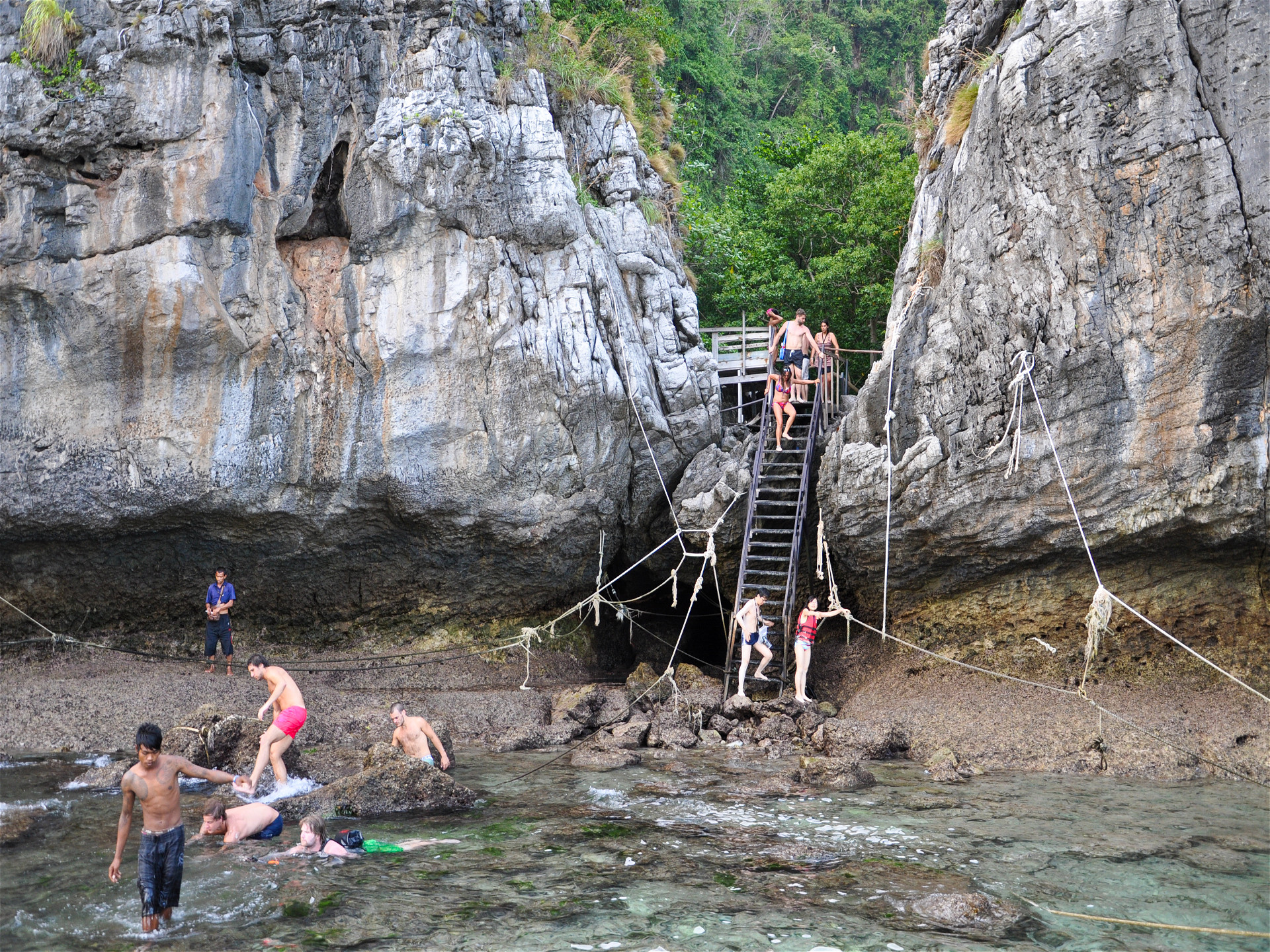 лестница поднимающаяся от моря в расщелину между скал