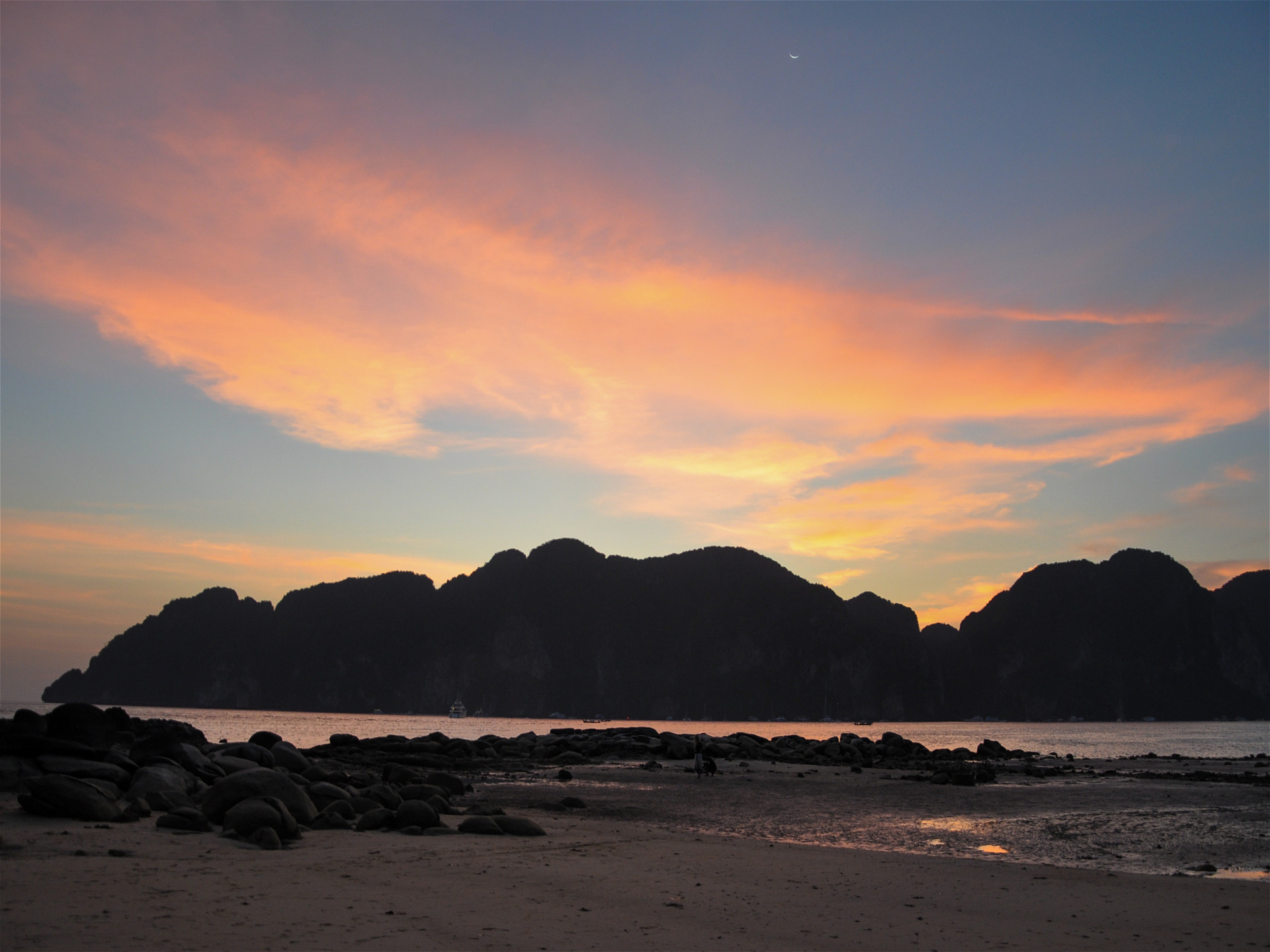 Закатное небо над скалами острова Пхи Пхи Дон